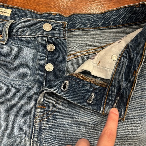 Levi’s 501 Premium Women’s Jean Shorts 100% Cotton Size 25 Button Fly 3.5”inseam - Picture 2 of 7